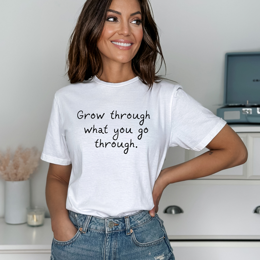 Grandissez à travers ce que vous traversez - T-shirt inspirant doux unisexe adulte