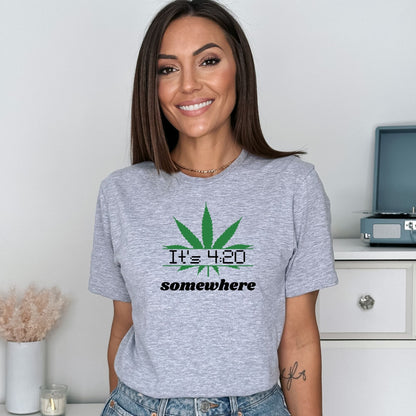 Son las 4:20 en algún lugar - Camiseta suave para adultos Fun Cannabis 