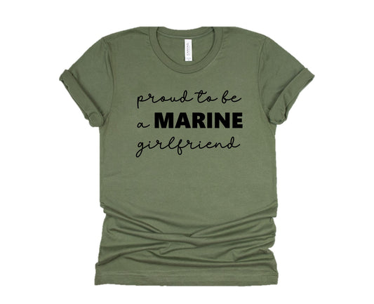 Fière d'être une petite amie marine